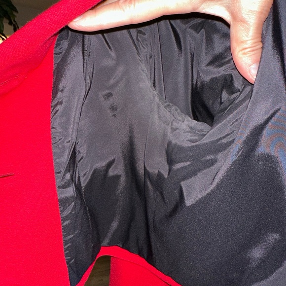 Tristan red jacket, waist length, with sparkle/red broach - Picture 5 of 9